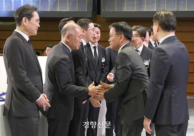 최상목 대통령 권한대행이 지난 3일 오후 서울 중구 대한상공회의소에서 열린 2025 경제계 신년인사회에서 악수를 나누고 있다. 대통령실사진기자단