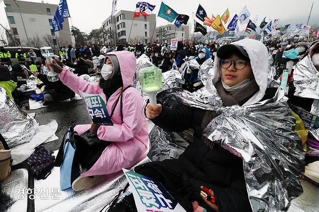 공수처의 윤석열 대통령에 대한 체포영장 유효기간을 하루 앞둔 5일 서울 용산구 한남동 대통령 관저 인근에서 민주노총 주최 대통령 체포 촉구 집회가 열리고 있다. 정효진 기자