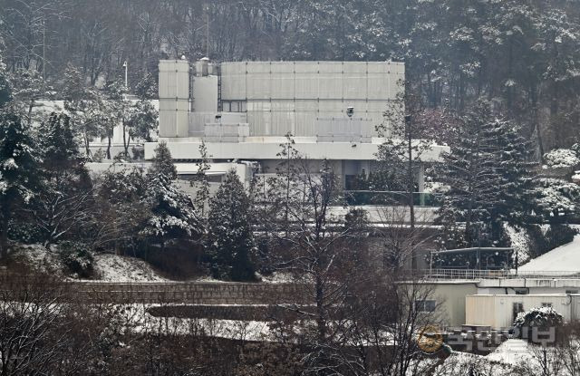 윤석열 대통령에 대한 고위공직자범죄수사처(공수처)의 체포영장 유효기간 만료를 하루 앞둔 5일 서울 용산구 한남동 대통령 관저에는 종일 긴장감이 흘렀다. 권현구 기자