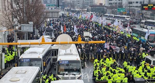 ▲ 5일 서울 용산구 한남동 대통령 관저 인근에서 열린 윤석열 대통령 퇴진촉구집회 모습. 사진=금준경 기자.