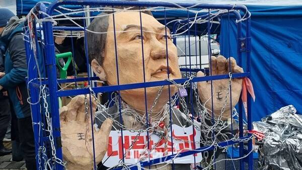 ▲ 5일 서울 용산구 한남동 대통령 관저 인근에서 열린 집회에서 참가자들이 구호를 외치고 있다. 사진=금준경 기자.