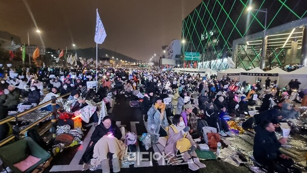 ▲5일 서울 용산구 한남동 대통령 관저 인근에서 열린 윤석열 대통령 퇴진촉구집회 모습. 사진=금준경 기자.