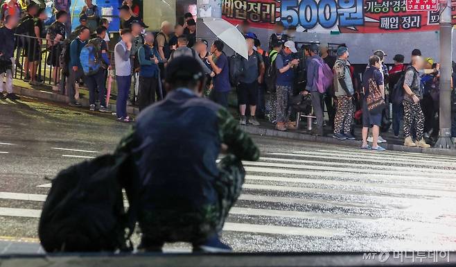 추석 연휴를 앞둔 13일 새벽 서울 구로구 남구로역 인근 인력시장에서 건설 일용직 노동자들이 일자리를 구하기 위해 장사진을 이루고 있다. 2024.9.13/사진=뉴스1  Copyright (C) 뉴스1. All rights reserved. 무단 전재 및 재배포,  AI학습 이용 금지.