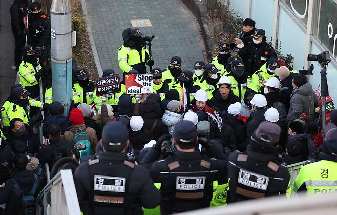 고위공직자범죄수사처가 윤석열 대통령에 대한 체포영장 집행에 나선 3일 서울 용산구 한남동 대통령 관저 입구에서 윤석열 대통령 지지자들이 경찰과 실랑이하고 있다. [연합]