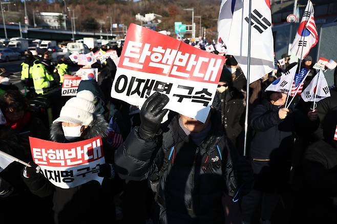 고위공직자범죄수사처가 윤석열 대통령에 대한 체포영장 집행에 나선 3일 서울 용산구 한남동 대통령 관저 인근에 윤석열 대통령 지지자들이 모여 있다.  [연합]