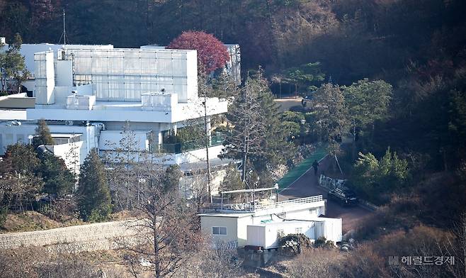 고위공직자범죄수사처가 윤석열 대통령의 체포영장 집행에 나선 3일 서울 용산구 한남동 대통령 관저 경내 언덕길을 사람들이 이동하고 있다. [이상섭 기자]