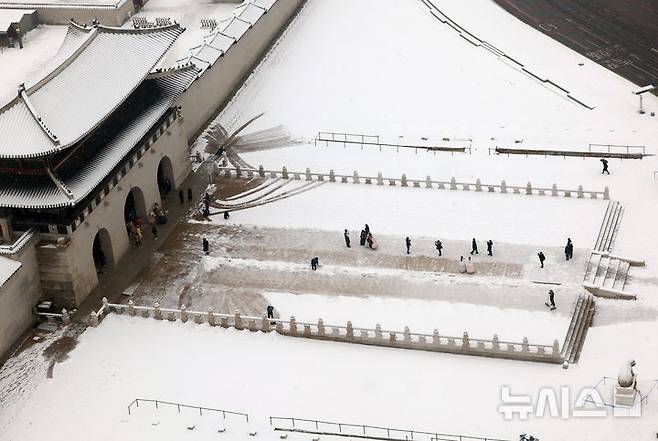 [서울=뉴시스] 최진석 기자 = 서울과 수도권을 비롯한 곳곳에 대설특보가 내려진 절기상 소한인 5일 서울 광화문에서 관계자들이 눈을 치우고 있다. 2025.01.05. myjs@newsis.com