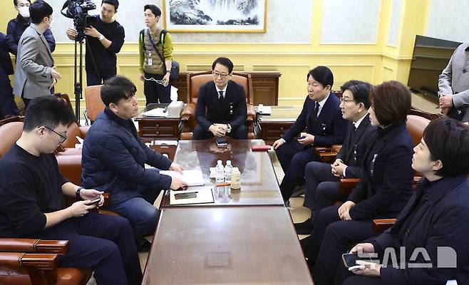 [무안=뉴시스] 김근수 기자 = 권성동 국민의힘 원내대표가 5일 전남 무안군 무안국제공항을 찾아 유가족들과 이야기 나누고 있다. 2025.01.05. ks@newsis.com