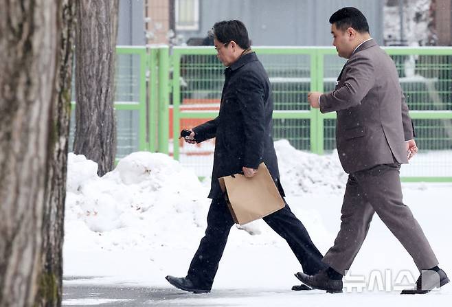 [과천=뉴시스] 김금보 기자 = 오동운 고위공직자범죄수사처(공수처) 처장이 5일 오전 경기 과천시 정부과천청사 공수처로 출근하고 있다. 2025.01.05. kgb@newsis.com