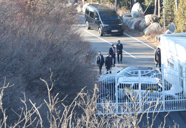 고위공직자범죄수사처가 윤석열 대통령의 체포영장 집행에 나선 3일 서울 용산구 한남동 대통령 관저 경내에서 대통령 경호처 인원들이 철문 앞을 차량으로 막고 있다. 연합뉴스