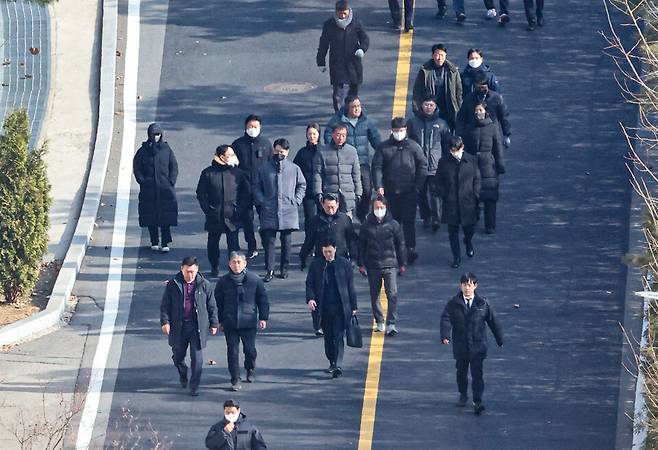 지난 3일 고위공직자범죄수사처 이대환 부장검사 등 수사관들이 서울 용산구 한남동 윤석열 대통령 관저에서 체포 영장 집행에 실패한 뒤 관저에서 철수하고 있다. ⓒ연합뉴스