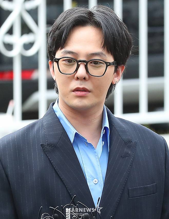 마약 투약 혐의를 받고 있는 가수 지드래곤(본명 권지용)이 6일 오후 인천 남동구 논현경찰서에 출석하며 입장을 밝히고 있다.  지드래곤은 이날 인천경찰청 마약범죄수사계에 피의자 신분으로 자진 출석해 첫 경찰 조사를 받는다. 2023.11.06 /사진=김창현