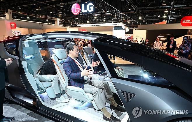 'CES 2024'에서 LG '알파블' 시연하는 조주완 CEO [LG전자 제공. 재판매 및 DB 금지] photo@yna.co.kr