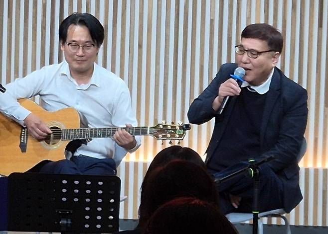 공연하는 조동욱 전 충북도립대 교수  [조동욱 전 충북도립대 교수 제공]