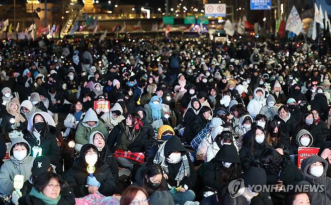 관저 앞에서 열린 윤석열 대통령 체포 촉구 집회 (서울=연합뉴스) 김성민 기자 = 4일 오후 대통령 관저가 있는 서울 용산구 한남동 한남대로에서 민주노총 등이 윤석열 대통령 체포를 촉구하는 집회를 열고 있다. 2025.1.4 ksm7976@yna.co.kr