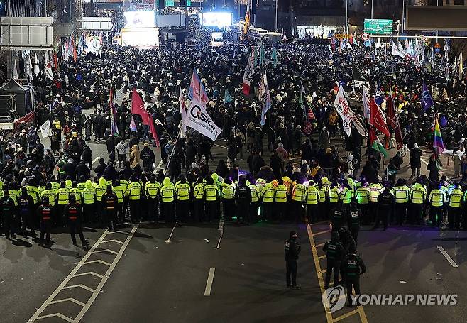 한남동 관저 앞에서 열린 대통령 체포 촉구 집회 (서울=연합뉴스) 김성민 기자 = 4일 오후 대통령 관저가 있는 서울 용산구 한남동 한남대로에서 민주노총 등이 윤석열 대통령 체포를 촉구하는 집회를 열고 있다. 2025.1.4 ksm7976@yna.co.kr