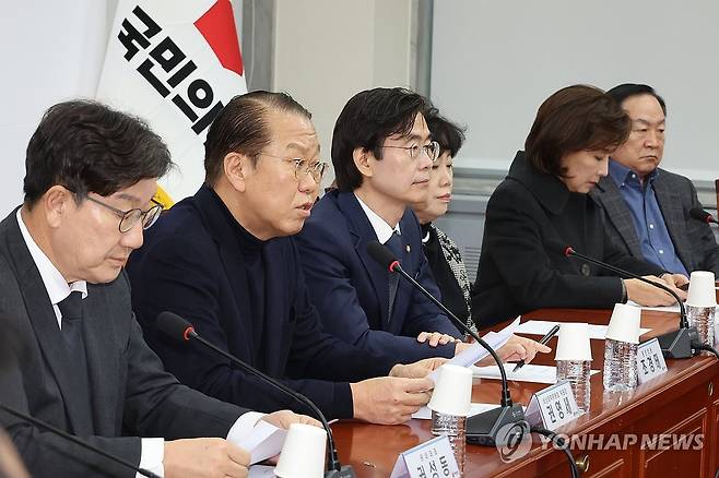 국민의힘 비대위, 중진 의원들과 연석회의 (서울=연합뉴스) 김주성 기자 = 국민의힘 권영세 비상대책위원장이 5일 오후 서울 여의도 국회에서 열린 비대위원-중진의원의 연석회의에서 발언하고 있다. 2025.1.5 utzza@yna.co.kr