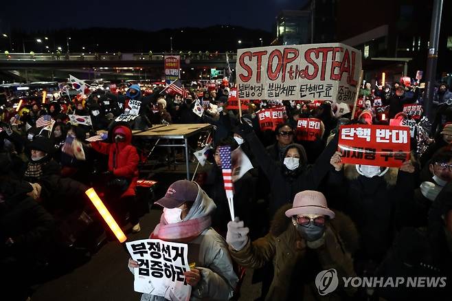 체포영장 집행 반대하는 윤 대통령 지지자들 (서울=연합뉴스) 윤동진 기자 = 윤석열 대통령 지지자들이 3일 서울 용산구 한남동 대통령 관저 입구에서 고위공직자범죄수사처의 체포영장 집행을 막기 위해 집회를 열고 있다. 2025.1.3 mon@yna.co.kr