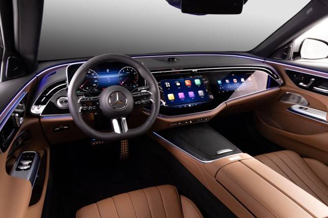 E300 AMG 실내. 시동을 걸면 티맵 내비게이션을 바로 이용할 수 있다./사진=메르세데스-벤츠