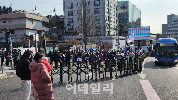 1일 윤석열 대통령 체포에 반대하며 용산구 한남동 도로에서 시위를 벌이는 와중 시민들이 차도에 나와 버스를 기다리고 있다. (사진=박동현 기자)