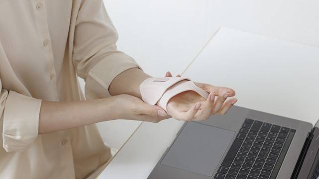 손목 보호대를 너무 장기간 사용하면 근육이 약해질 수 있다｜출처: 클립아트코리아