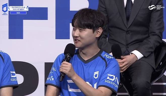 DN 프릭스 주장 '표식' 홍창현