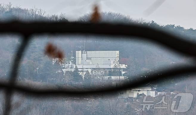 6일 오전 서울 용산구 한남동 대통령 관저가 적막한 모습을 보이고 있다. 고위공직자범죄수사처(공수처)는 이날 내란 우두머리 혐의를 받는 윤 대통령에 대한 체포영장 집행 관련 업무를 경찰에 넘겼다. 2025.1.6/뉴스1 ⓒ News1 김도우 기자