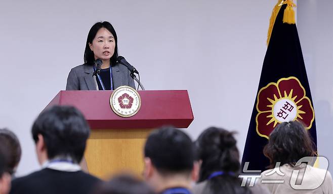 천재현 헌재 공보관이 6일 오후 서울 종로구 헌법재판소에서 윤석열 대통령 탄핵심판 사건 관련 브리핑을 하고 있다. 이날 헌법재판소는 '8인 체제' 구성 이후 처음으로 재판관 회의를 개최했다. 2025.1.6/뉴스1 ⓒ News1 박지혜 기자