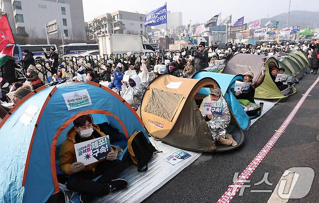 (서울=뉴스1) 김성진 기자 = 윤석열 대통령의 체포영장 유효기간 마지막 날인 6일 서울 용산구 한남동 대통령 관저 인근에서 열린 '윤석열 체포 구속 긴급행동'에서 민주노총, 진보당 등 진보단체를 비롯한 시민들이 텐트에서 윤석열 대통령 체포 및 구속을 촉구하고 있다. 2025.1.6/뉴스1 ⓒ News1 김성진 기자