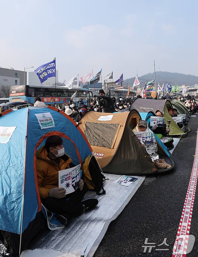 윤석열 대통령의 체포영장 유효기간 마지막 날인 6일 서울 용산구 한남동 대통령 관저 인근에서 열린 '윤석열 체포 구속 긴급행동'에서 민주노총, 진보당 등 진보단체를 비롯한 시민들이 텐트에서 윤석열 대통령 체포 및 구속을 촉구하고 있다. 2025.1.6/뉴스1 ⓒ News1 김성진 기자