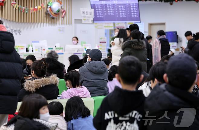 최근 독감(인플루엔자) 유행이 급격하게 확산하고 있는 가운데 5일 서울의 한 어린이병원을 찾은 어린이 환자와 보호자가 진료를 받기 위해 대기하고 있다. 이날 질병관리청에 따르면 지난달 22~28일(2024년 52주차) 국내 외래환자 1000명당 '인플루엔자 의사환자'는 73.9명으로 3주 전인 49주차(7.3명)보다 10배 이상 늘었다. 특히 2024년 52주차 1000명당 인플루엔자 의사환자 73.9명은 2016년 이후 8년 만에 최대 수치다. 2025.1.5/뉴스1 ⓒ News1 박지혜 기자