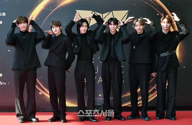 라이즈(RIIZE)가 2일 태국 방콕 라자망갈라 국립경기장에서 열린 ‘제33회 서울가요대상’ 시상식(주최 스포츠서울, 주관 서울가요대상 조직위원회)에 앞서 레드카펫 위에서 취재진을 향해 포즈를 취하고 있다. 사진 | 스포츠서울 DB