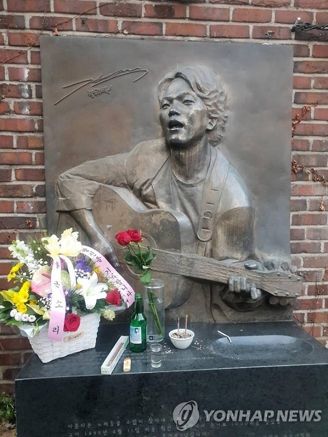 학전 앞 김광석 추모 공간. 사진 | 연합뉴스