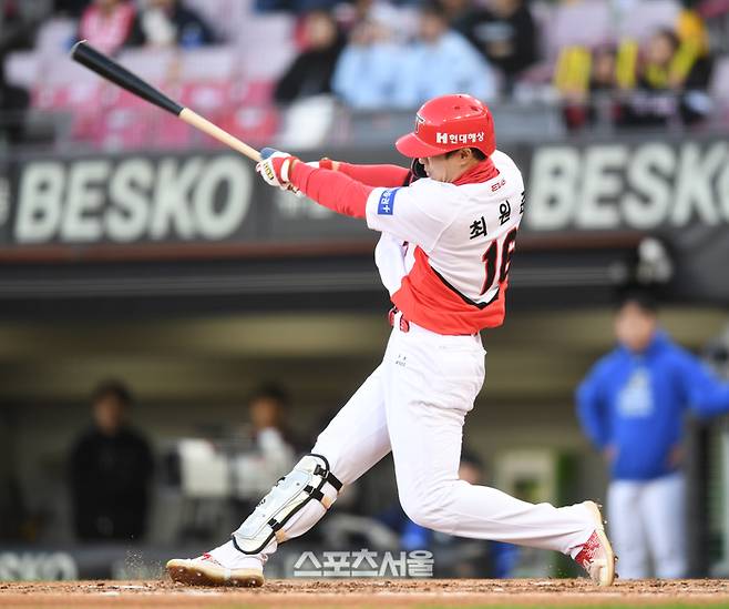 KIA 최원준이 광주-기아 챔피언스 필드에서 열린 삼성과 2024 KBO 한국시리즈 1차전 7회말 무사 1루에서 안타를 치고 있다. 광주 | 최승섭기자 thunder@sportsseoul.com