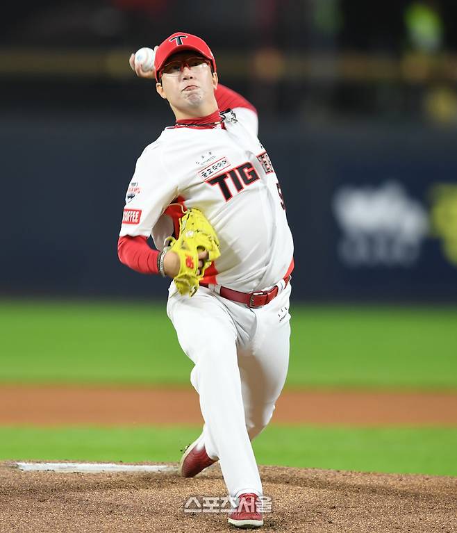 KIA 선발투수 양현종이 23일 광주-기아 챔피언스 필드에서 열린 삼성과 2024 KBO 한국시리즈 2차전에서 역투하고 있다. 광주 | 최승섭기자 thunder@sportsseoul.com