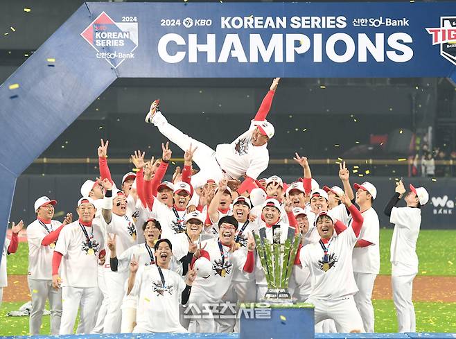 KIA 이범호 감독(가운데)이 광주-기아 챔피언스필드에서 열린 삼성과 2024 KBO 한국시리즈 5차전에 승리하며 시리즈 전적 4승1패로 우승을 차지한 뒤 선수들의 헹가래를 받고 있다. 광주 | 박진업 기자 upandup@sportsseoul.com