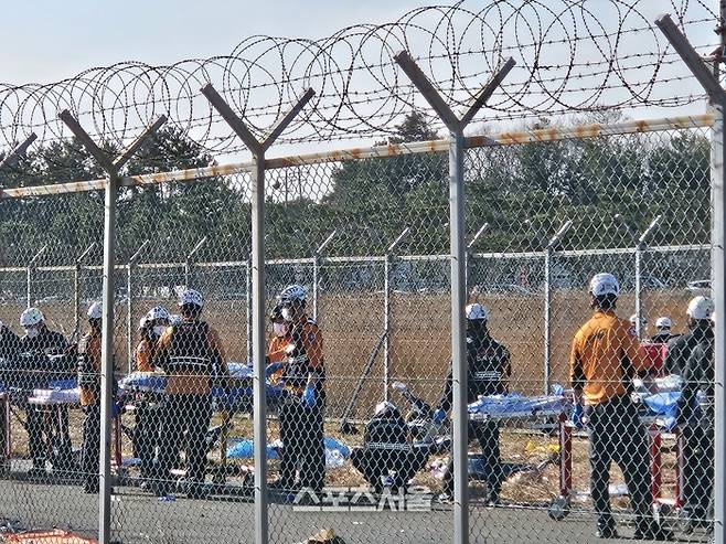 12월29일 오전 무안국제공항에서 발생한 항공기 충돌사고 이후 구조대가 구조작업을 하고 있다. 사진 | 무안=조광태 기자