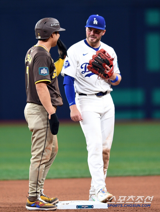 샌디에이고 파드리스 김하성이 21일 고척 스카이돔에서 열린 MLB 서울시리즈 LA 다저스와 경기 4회초 1사1루 캄푸사노 타석 때 도루에 성공한 후 상대 럭스와 이야기 나누고 있다. 고척=정재근 기자 cjg@sportschosun.com/2024.3.21/