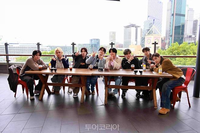 스트레이 키즈가 글렌모어 호텔 루프탑 바에서 포즈를 취하고 있다./사진-호주관광청