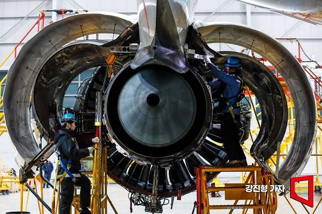 항공정비사들이 보잉787 항공기 엔진을 정비하고 있다.