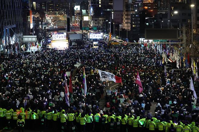 4일 서울 용산구 한남동 대통령 관저 인근 도로가 윤석열 대통령 탄핵 찬반 집회로 인해 교통통제되고 있다./뉴스1