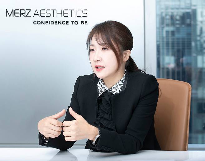 유수연 멀츠 에스테틱스 코리아(Merz Aesthetics Korea) 대표는 2024년 12월 서울 강남구 청담스퀘어 멀츠 사옥에서 조선비즈와 만나 "메디컬 에스테틱(미용의료)은 과학과 예술이 융합돼야 하는 분야"라며 "과학의 진보와 함께 계속 발전할 것"이라고 말했다. /멀츠 에스테틱스 코리아
