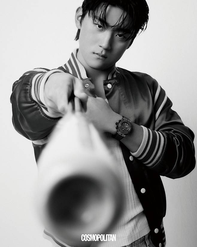 블루 세라믹 베젤과 티타늄 케이스가 스포티하게 어우러진 빅뱅 유니코 티타늄 블루 세라믹 워치 3천만원대 Hublot. 아우터, 탱크톱, 팬츠 스타일리스트 소장품.