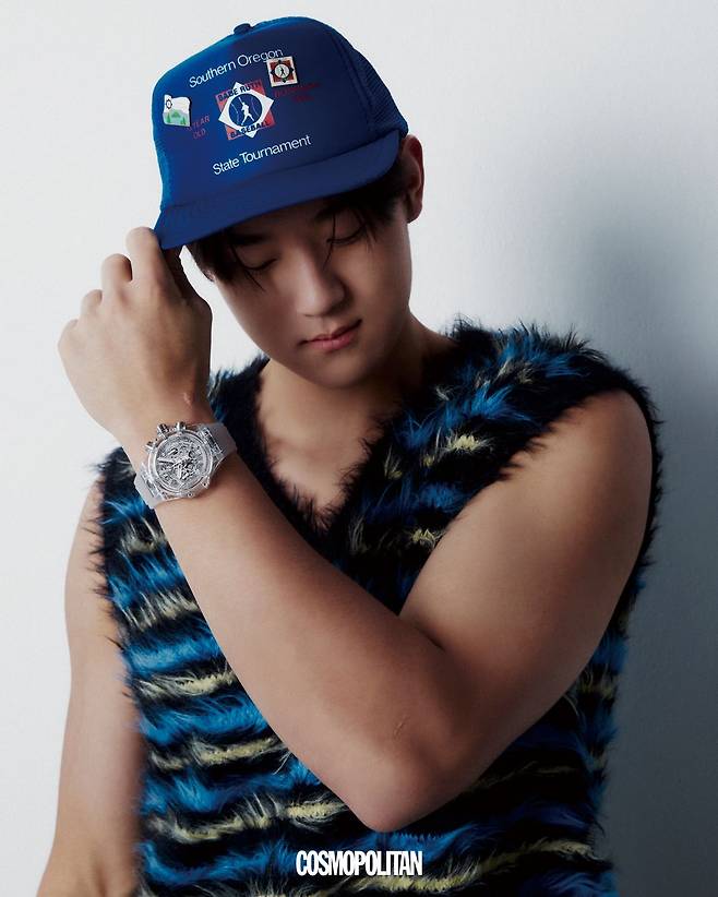 투명한 요소들의 매치가 인상적인 빅뱅 유니코 사파이어 워치 1억원대 Hublot. 니트 베스트, 볼캡 스타일리스트 소장품.