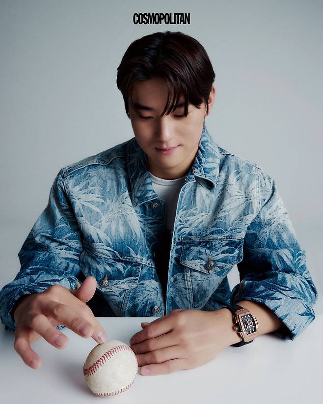 18K 킹 골드 소재의 컬러가 화려한 위용을 뽐내는 스피릿 오브 빅뱅 킹 골드 워치 6천만원대 Hublot. 재킷 Palm Angels. 이너 톱 Coach.