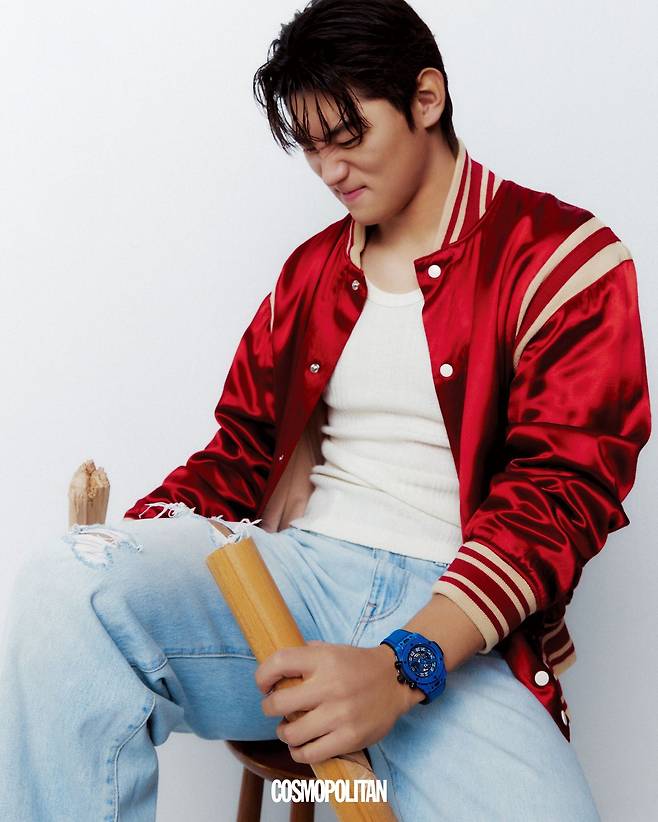 인덱스와 핸즈의 아웃라인까지 블루 컬러를 적용한 빅뱅 유니코 블루 매직 워치 3천만원대 Hublot. 아우터, 탱크톱, 데님 팬츠 스타일리스트 소장품.