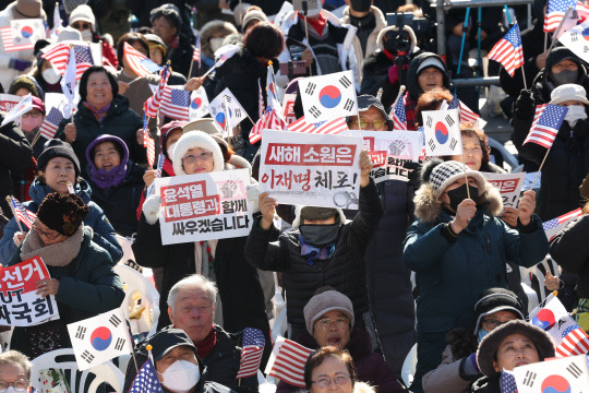 지난 1월4일 대한민국바로세우기국민운동본부(대국본)가 서울 종로구 동화면세점 인근에서 '주사파 척결, 자유민주주의 수호' 국민혁명대회를 열고 있다. 이들은 12·3 비상계엄 합법과 윤석열 대통령 탄핵 반대, 이재명 더불어민주당 대표 체포, 총선 부정선거 음모론에 기반한 중앙선거관리위원회 계엄군 투입 지지 등을 주장했다. 대국본은 자유통일당 창당주주 격인 전광훈 사랑제일교회 담임목사가 '국민혁명의장'을 자임하며 주도하고 있다.<연합뉴스 사진>