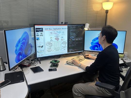 박종길 KIST 반도체기술연구단 박사가 뉴로모픽 반도체에 대해 설명하고 있다.