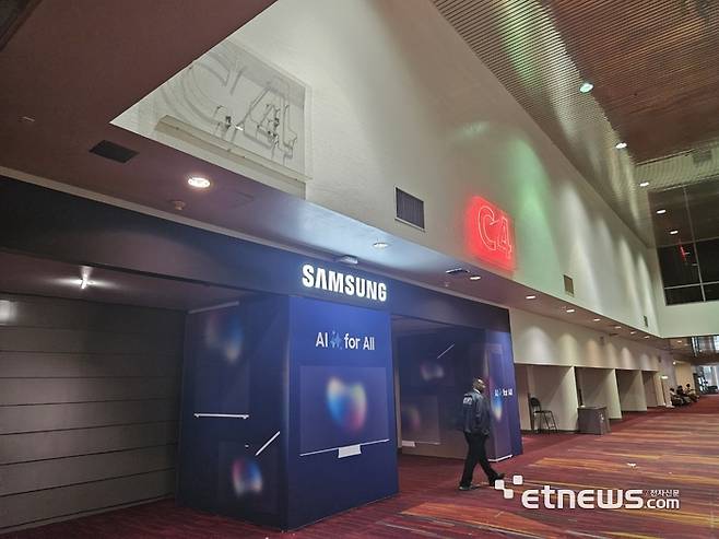 CES 2025 개막을 이틀 앞둔 5일(현지시간) 삼성전자 부스 입구 모습. 관계자 외에 전혀 부스를 볼 수 없도록 보안을 철저히 한 모습이다. (사진=배옥진기자)
