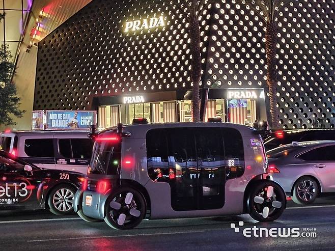 자율주행 택시 죽스가 라스베이거스 시내를 주행하고 있다. (사진=배옥진기자)